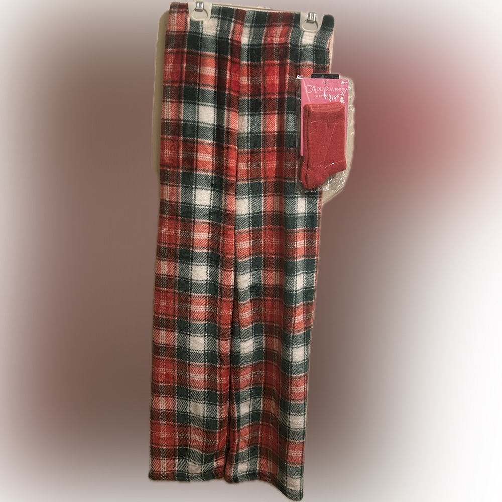 NWT olive avenue XS pajama pants with fuzzy socks